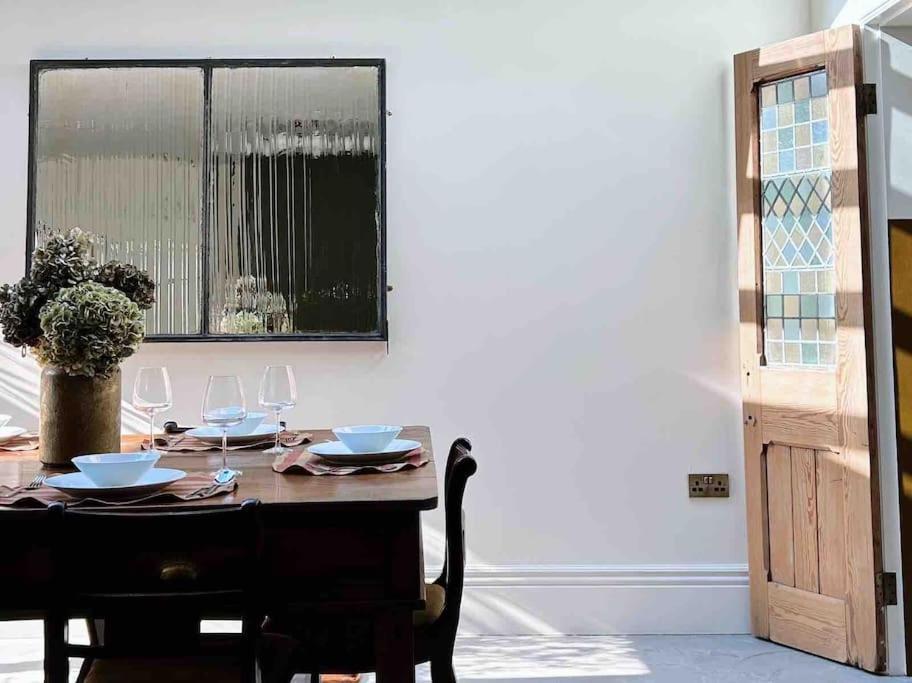 Luxury City Centre Townhouse - Sleeps 6 Честер Экстерьер фото