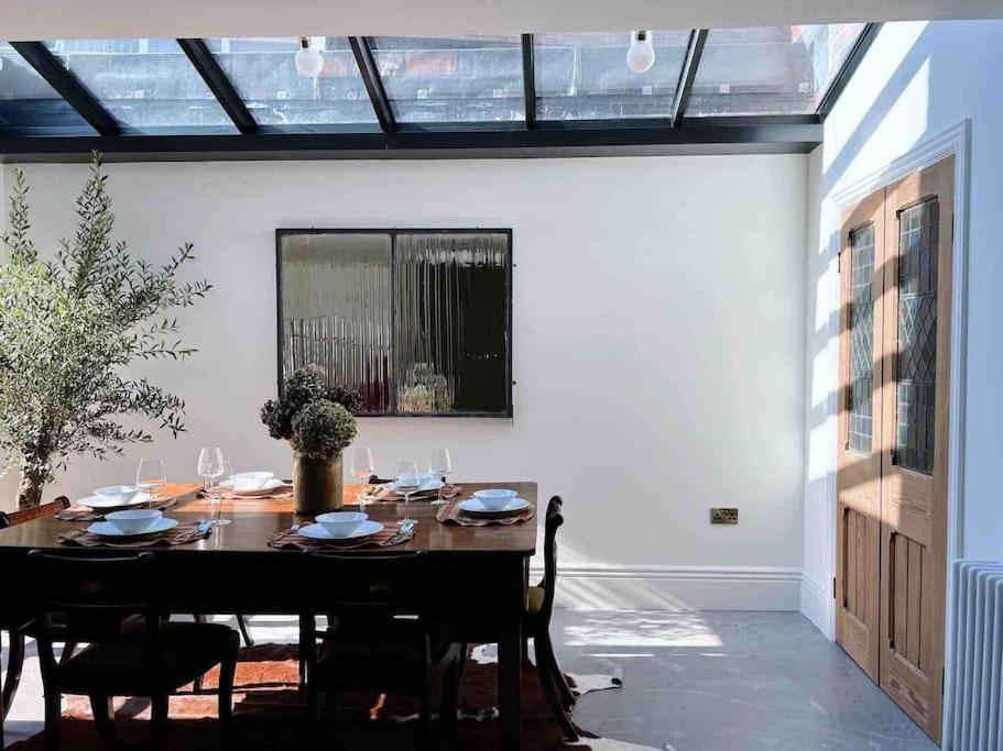 Luxury City Centre Townhouse - Sleeps 6 Честер Экстерьер фото