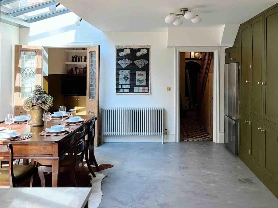 Luxury City Centre Townhouse - Sleeps 6 Честер Экстерьер фото