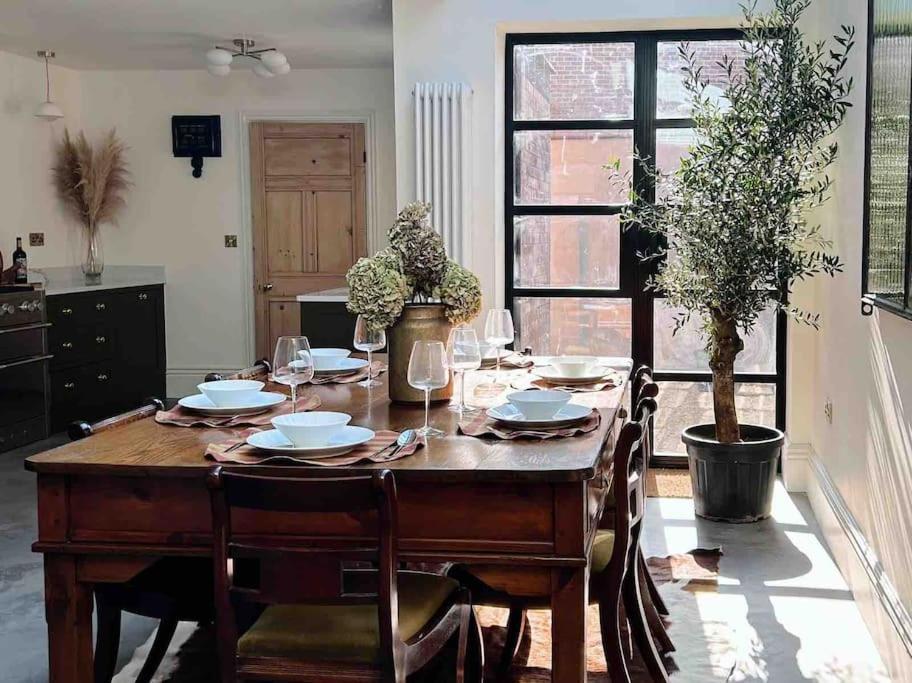Luxury City Centre Townhouse - Sleeps 6 Честер Экстерьер фото